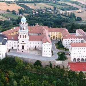 Des moines hongrois transforment leur abbaye en une grande maison écologique